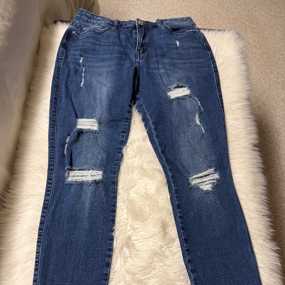 Guess- Sexy Curve Mid-Rise Skinny Jeans - Picture 1 of 5